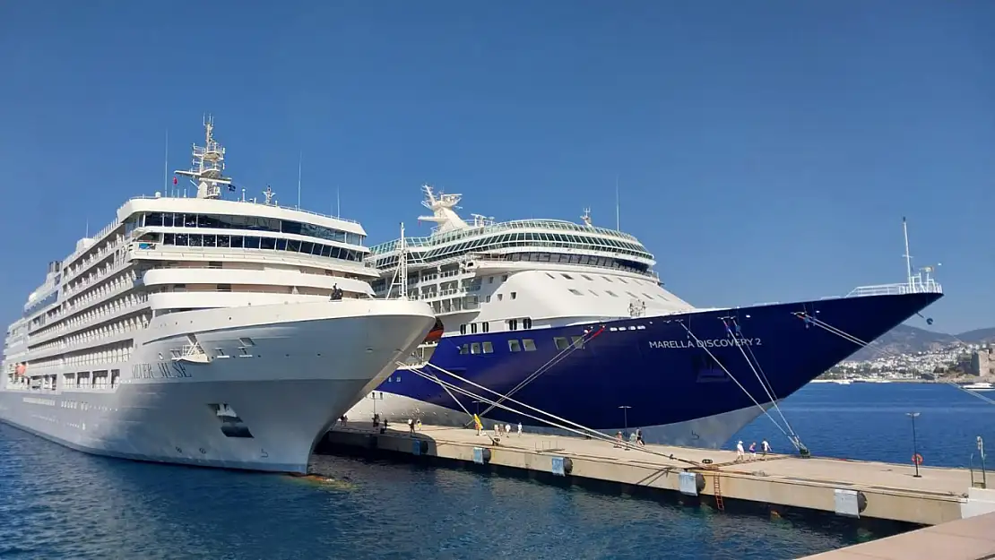 Bodrum'da kruvaziyer hareketliliği: iki dev gemi aynı gün limanda