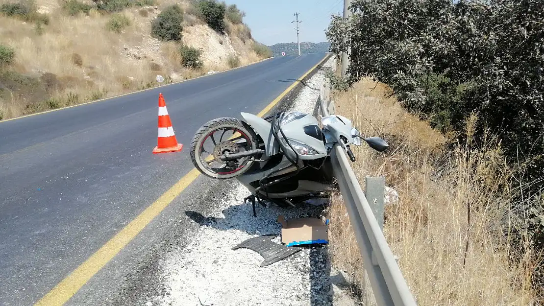 Motosiklet virajı alamayarak bariyerlere çarptı