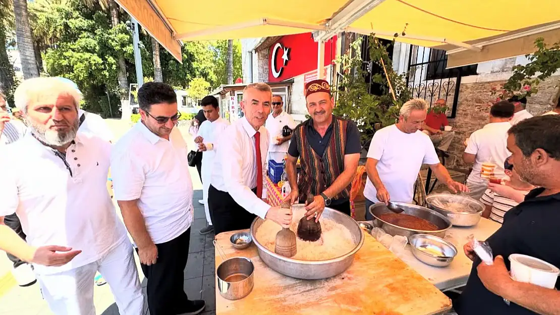 Bodrum'da Muharrem Ayı dolayısıyla vatandaşlara ikramda bulunuldu