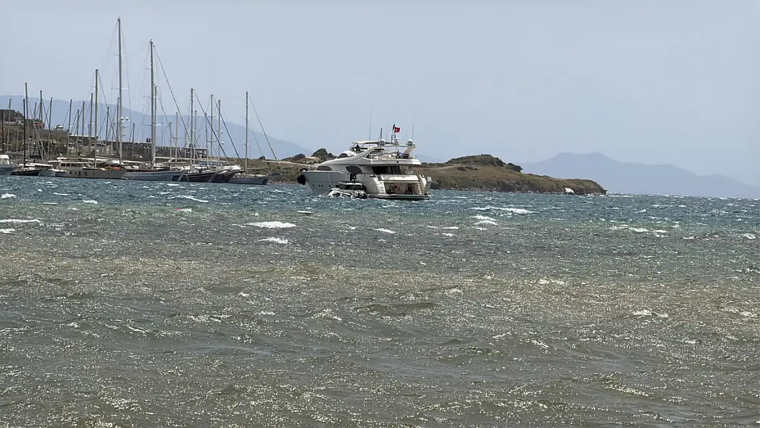 Bodrum'da Sert Rüzgar Etkili Oldu: Tekneler Karaya Vurdu