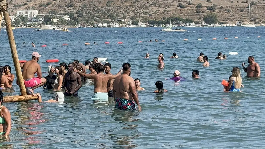 Bodrum'da sokaklar ve sahiller insan seline döndü
