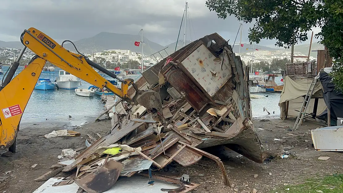 Bodrum'da tekne görünümlü kaçak yapılara yıkım