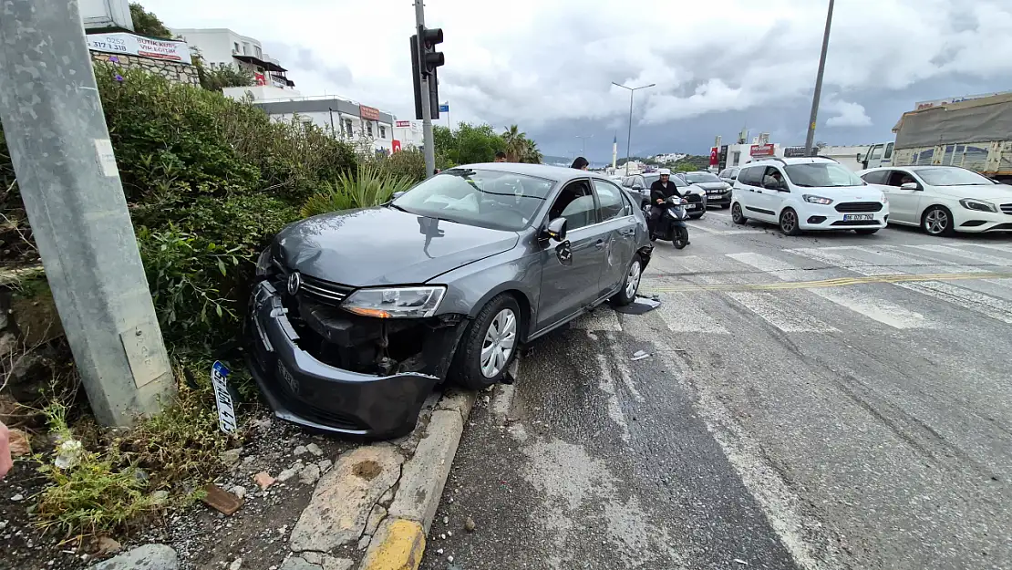 Bodrum'da Tır Otomobile Çarptı: 1 Yaralı