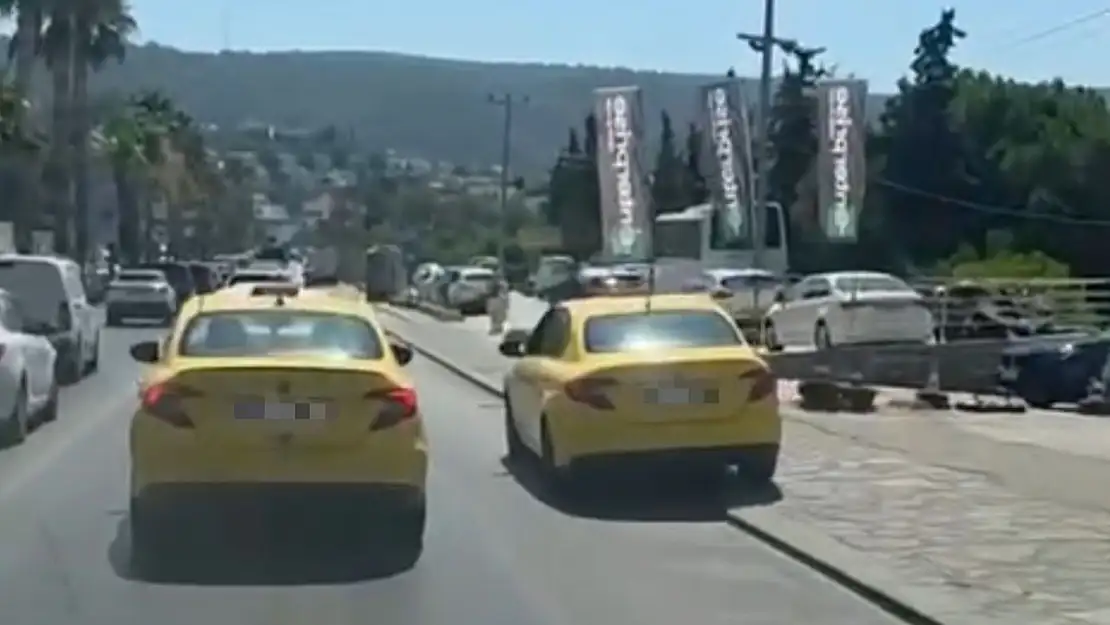 Bodrum'da trafik yoğunluğunda kaldırımdan ilerleyen ticari araç kamerada