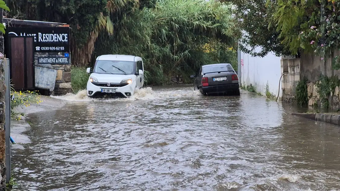 Bodrum'da Yağmur Etkili Oldu: Sokaklarda Su Birikintileri Oluştu