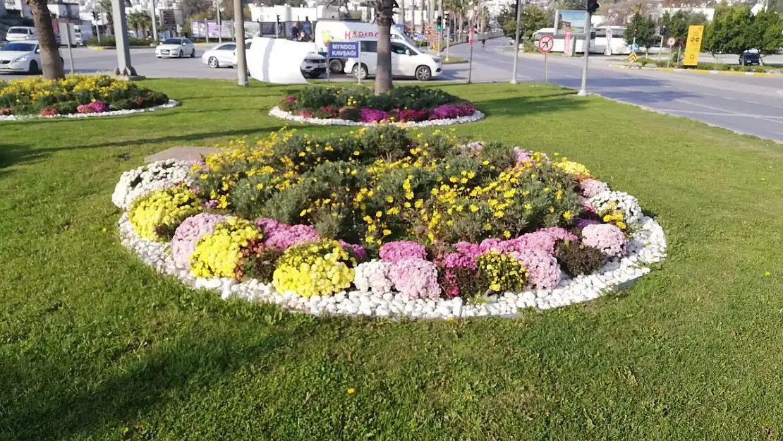 Bodrum Park Bahçeler Ekipleri Gümbet Kavşağını Çiçeklerle Donattı