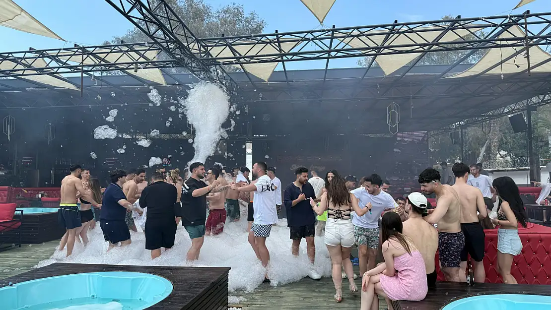 Bodrum, Roys Beach'te 'Yaza Merhaba' dedi.
