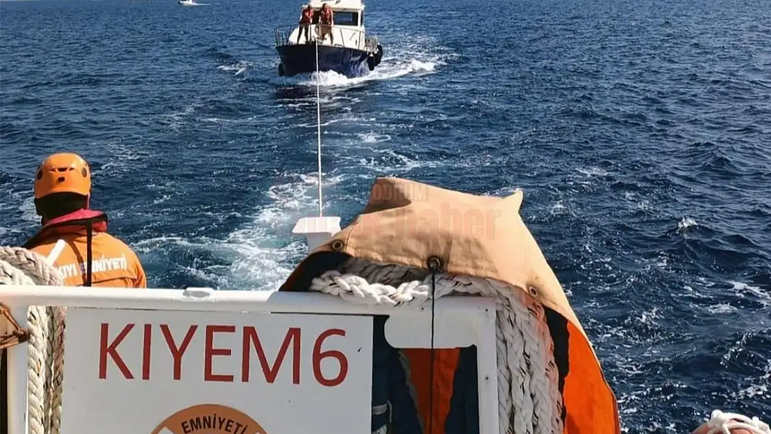 Bodrum Yahşi açıklarında arızalanan tekneyi KIYEM ekipleri kurtardı