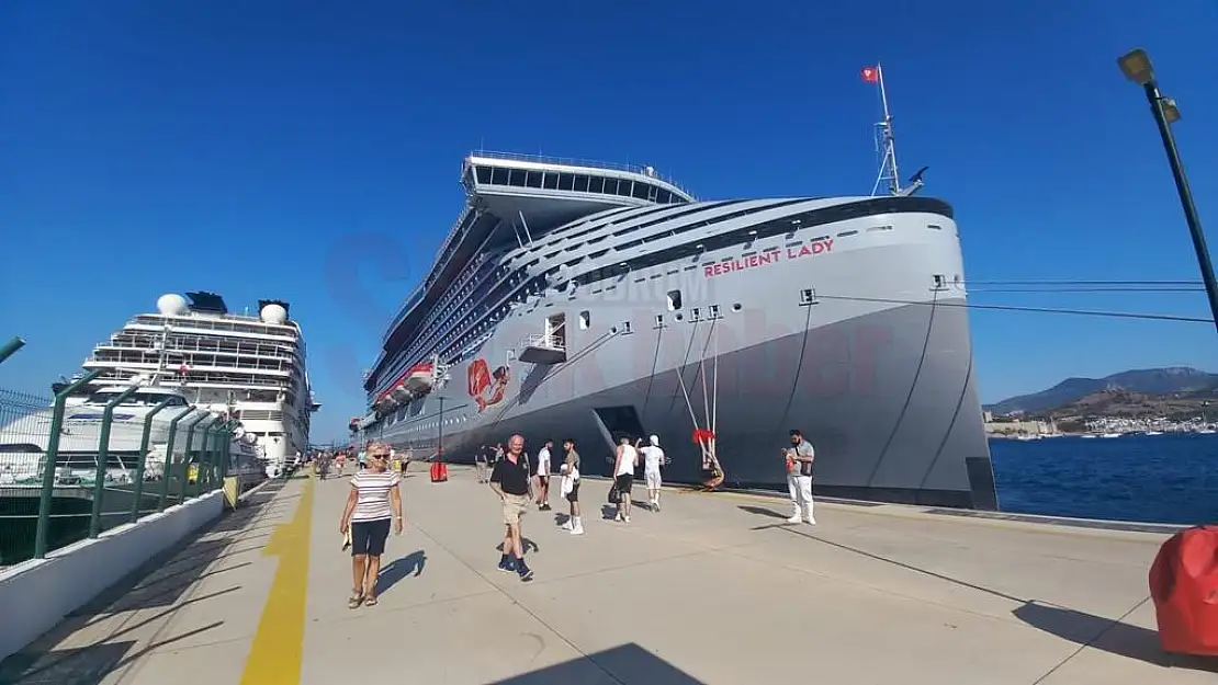 Bodrum'a 2 Gemi İle Binlerce Turist Geldi
