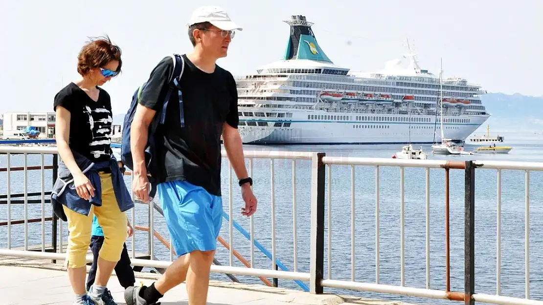 Bodrum'a sezonun ilk yolcu gemisi geldi