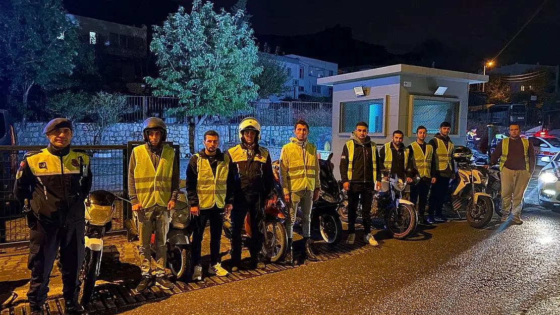 Bodrum'da 85 Sürücüye Reflektörlü Yelek Dağıtıldı