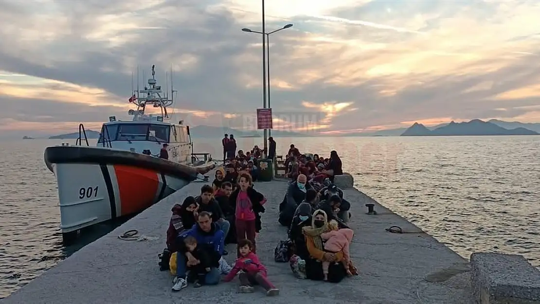 Bodrum'da ahşap teknedeki 79 düzensiz göçmen kurtarıldı