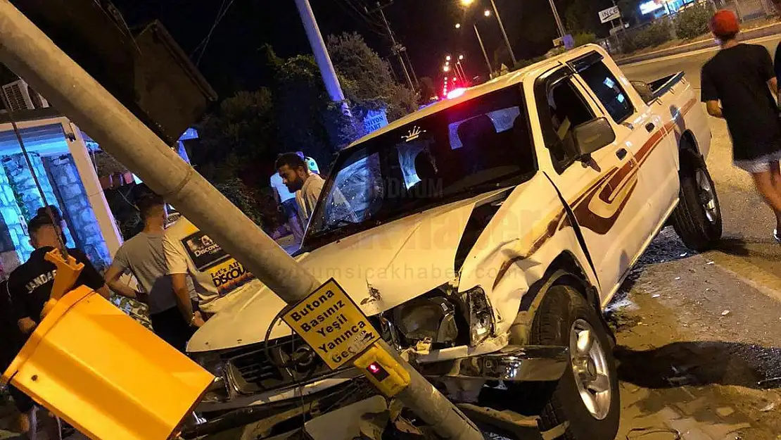 Bodrum'da Alkollü Sürücü Sinyalizasyon Direğine Çarptı