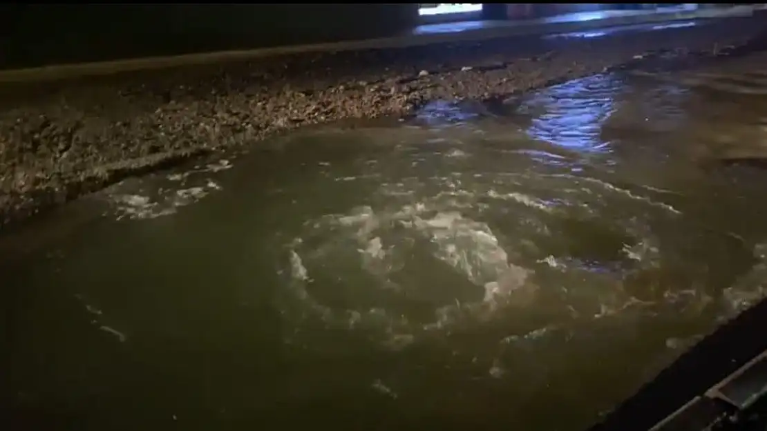 Bodrum'da Ana İsale Hattı Patladı: Yol Dereye Döndü