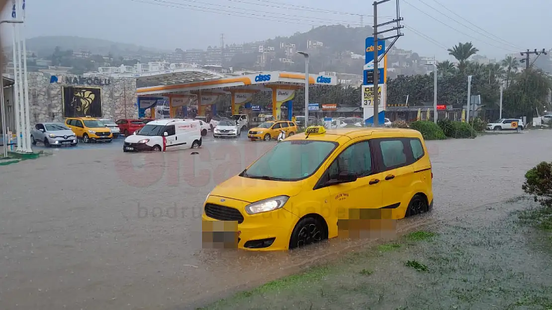 Bodrum'da Aniden Bastıran Aşırı Yağış Hayatı Olumsuz Etkiledi