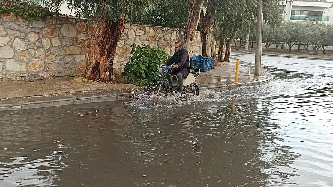 Bodrum'da Beklenen Yağmur Sele Dönüşünce Sürücüler Zor Anlar Yaşadı