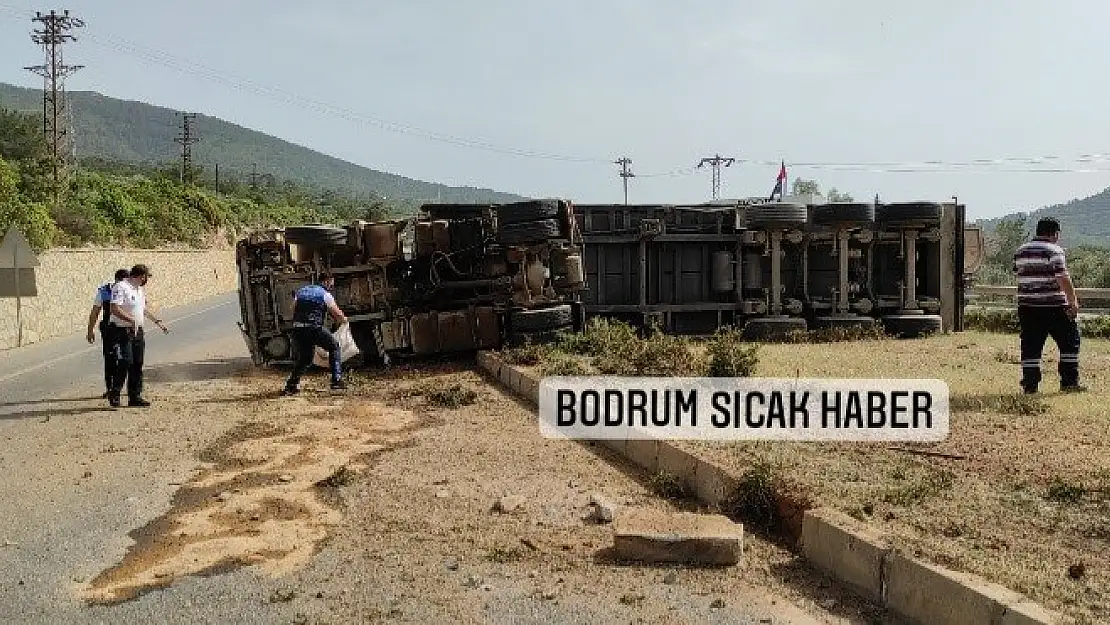 Bodrum'da bir tır virajı alamayarak devrildi
