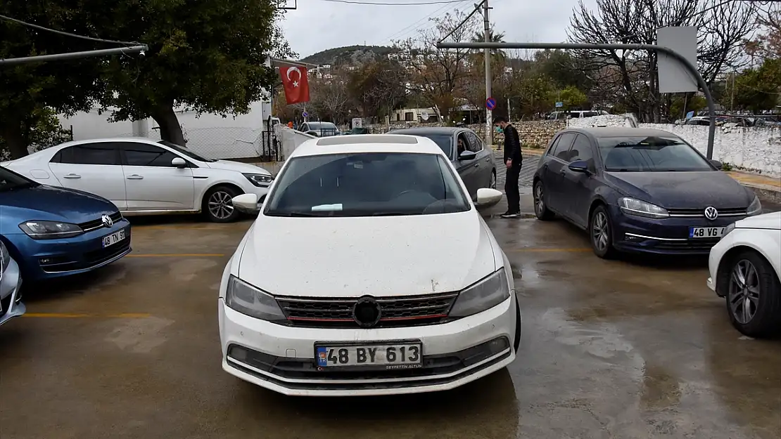 Bodrum'da çamurlu yağış sonrası oto yıkamacılarda yoğunluk oluştu