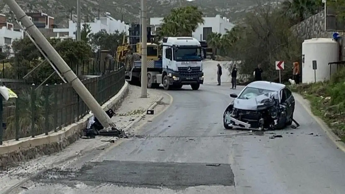 Bodrum'da Direksiyon Hakimiyetini Kaybeden Sürücü Beton Direğe Çarptı
