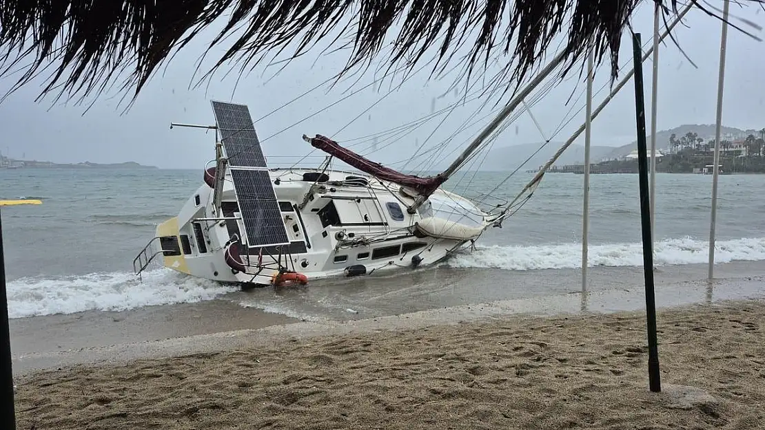Bodrum'da Fırtına ve Etkileri: Feribot Seferleri İptal, Tekne Karaya Oturdu