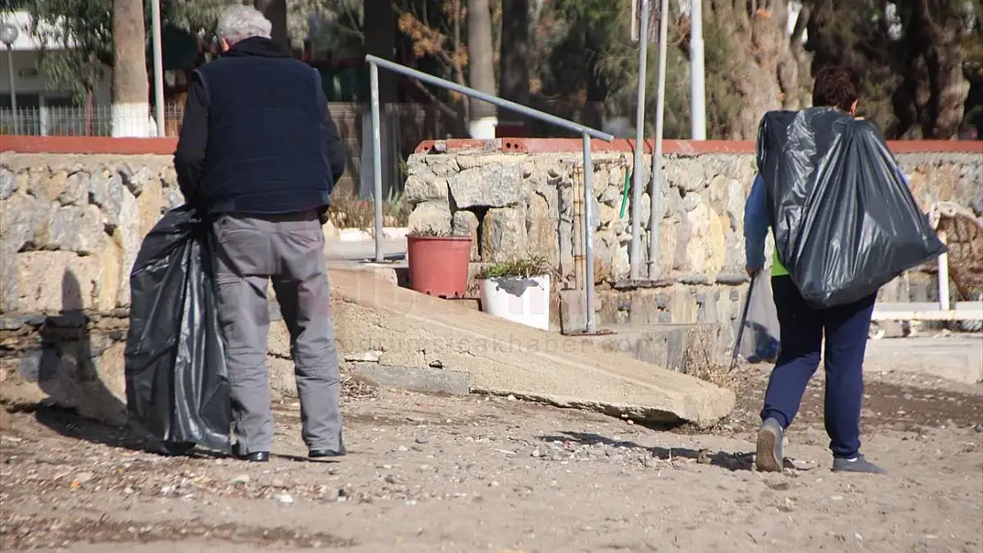 Bodrum'da gönüllüler fırtına sonrası sahilde kıyı temizliği yaptı
