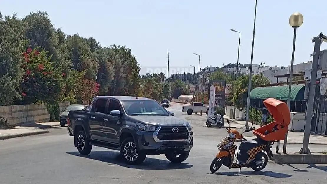 Bodrum'da Hafif Ticari Araçla Motosiklet Çarpışması: 1 Kişi Yaralandı