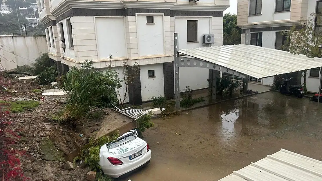 'Bodrum'da İstinat Duvarı Çöktü: Araçlar Enkaz Altında Kaldı!'