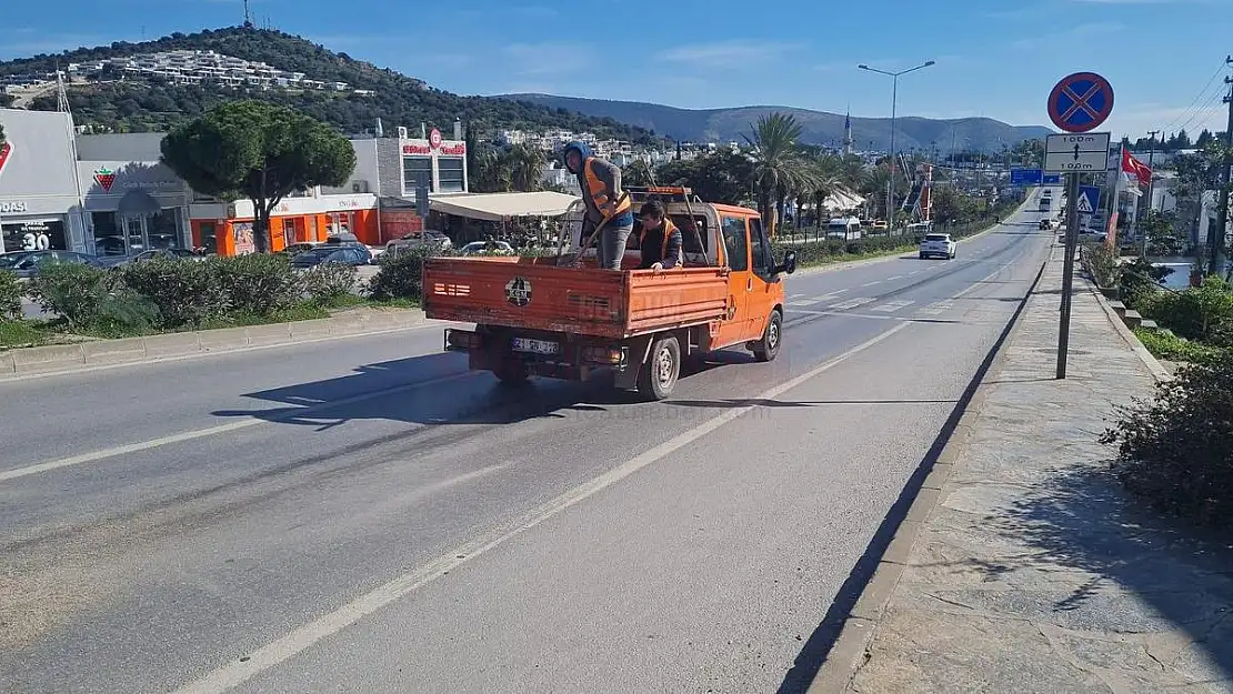 Bodrum'da Kamyondan Yola Yaklaşık 2,5 Km Mazot Döküldü