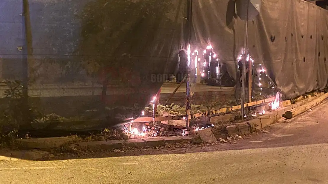 Bodrumda Kimliği Belirsiz Kişiler Etrafı Rast Gele Ateşe Verdi