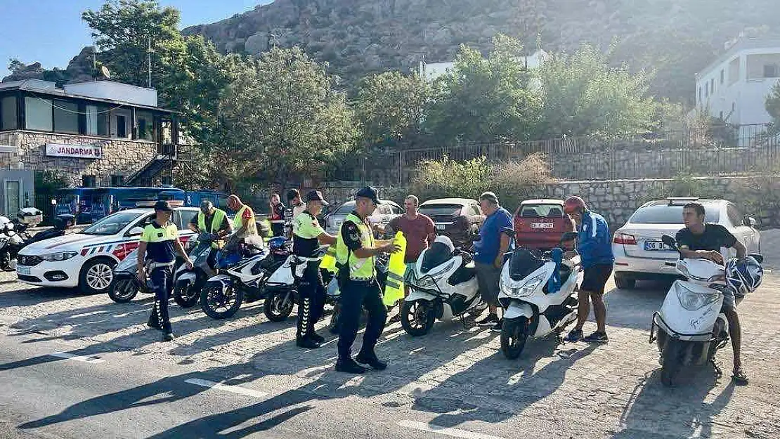Bodrum'da Motosiklet Sürücülerine Reflektif Yelek Verdiler