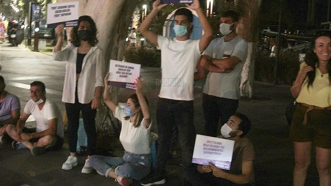 Bodrum'da Öğrenciler, Yurt Ve Kira Ücretlerini Protesto İçin Bir Araya Geldi
