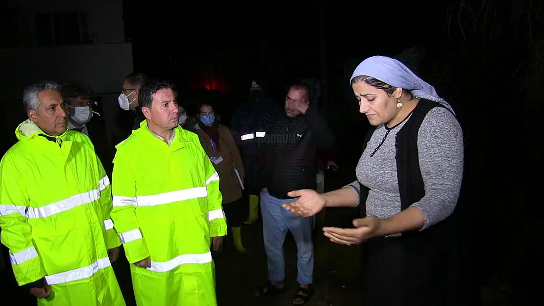Bodrum'da sağanağın ardından evleri su bastı, kara yolu ulaşıma kapandı