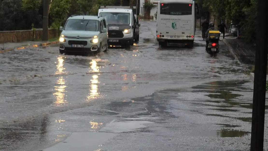 Bodrum'da Sağanak Yağış Hayatı Olumsuz Etkiledi