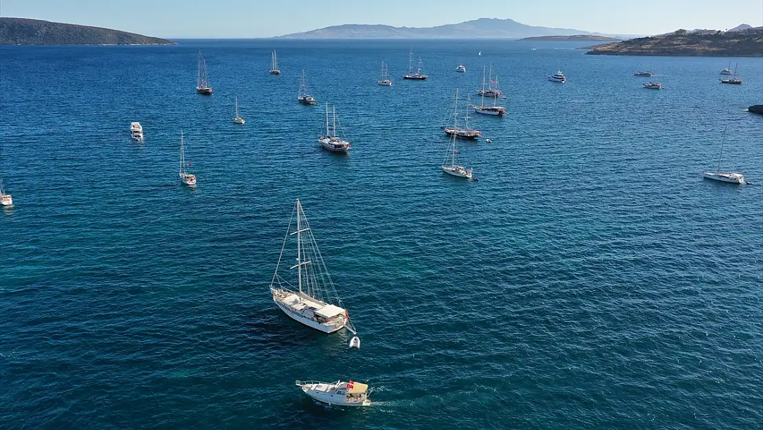 Bodrum'da teknelerin bayraklı seyri ilgi gördü