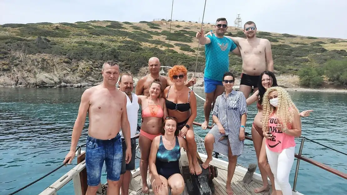 Bodrum'da turistler tekne turlarının keyfini çıkartıyor