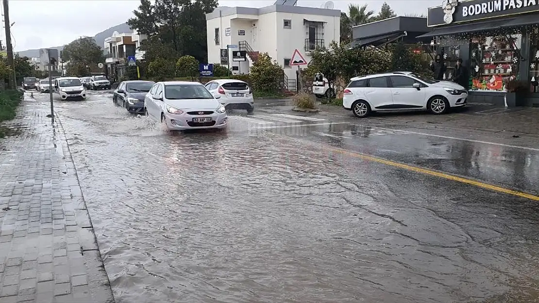 Bodrum'da etkili olan sağanak yağış günlük yaşamı olumsuz etkiliyor