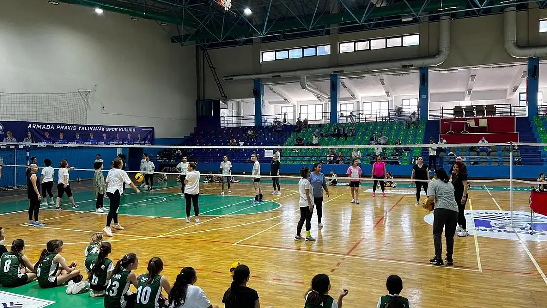 Bodrumsporlu Voleybolcu Genç Kızlar Anneleriyle Gösteri Maçı Yaptı