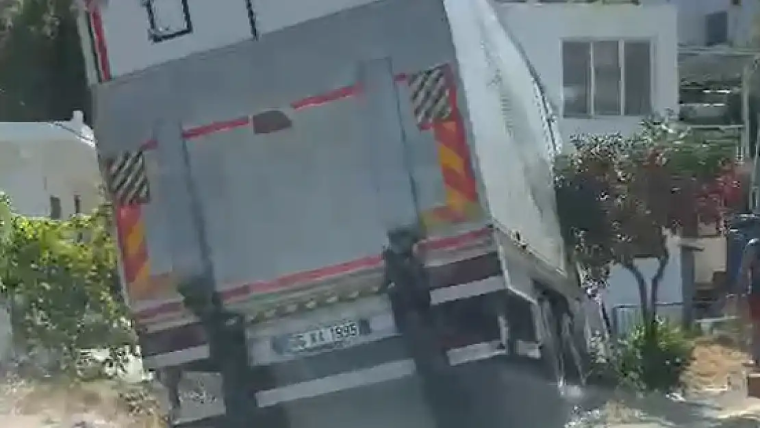 Bodrum'un Gündoğan Mahallesi'nde Kamyon Evin Bahçesine Girdi