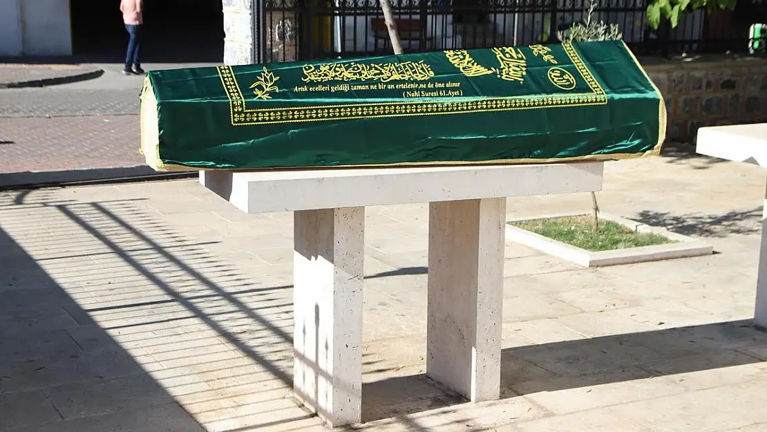 Camiye Bırakılan Tabut İçindeki Cenaze Merak Konusu Oldu
