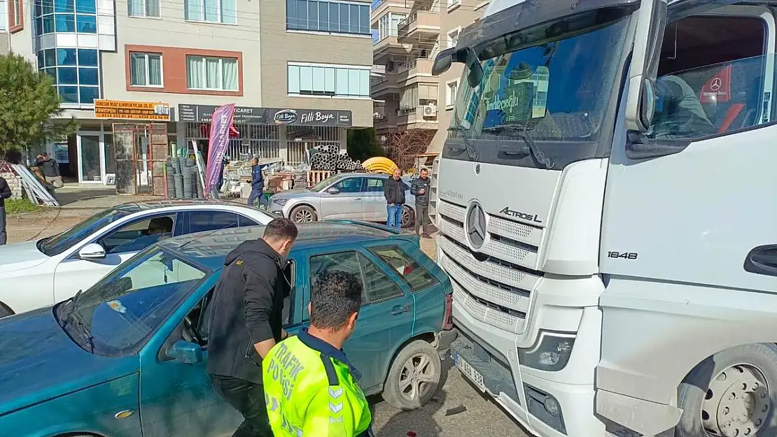 Çevreyolunda Otomobil ile Tır Çarpıştı