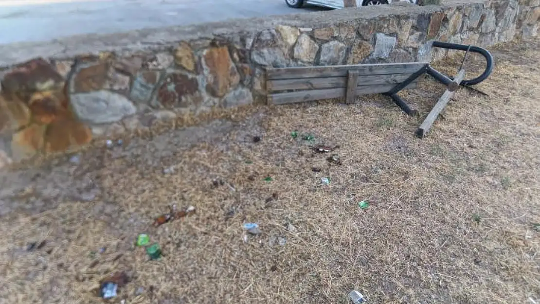 Çocuk parkının içler acısı hali tepki çekiyor!