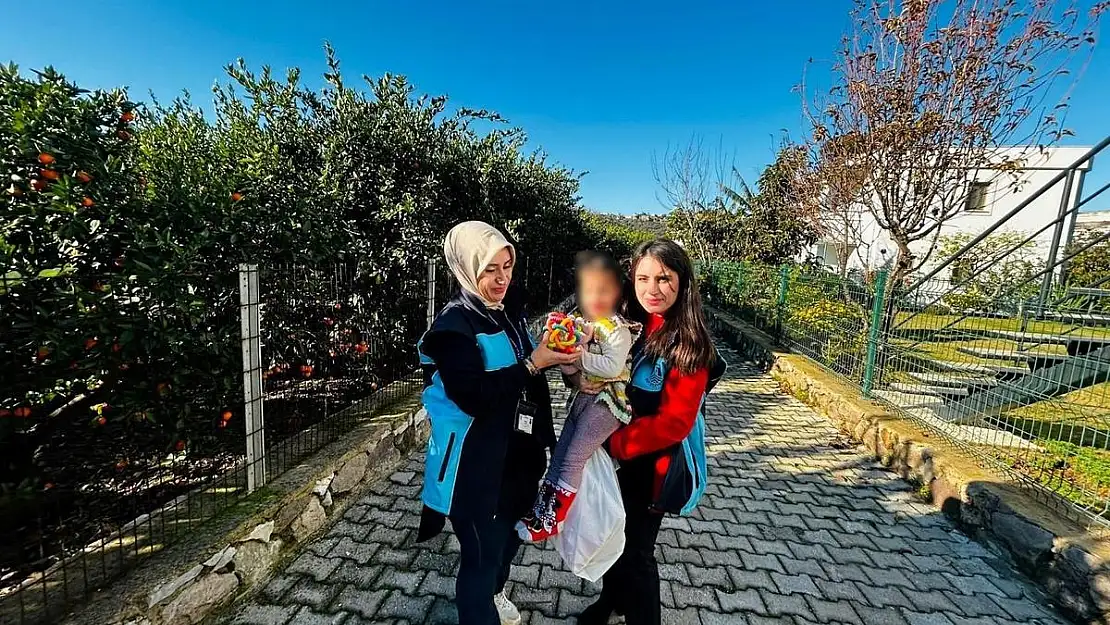 'Çocuklar Gülsün Diye' Oyuncak Dağıtımı