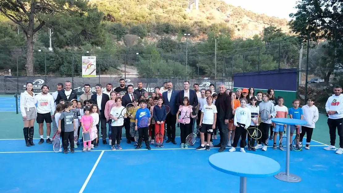 Çocuklara Ücretsiz Tenis Dersi
