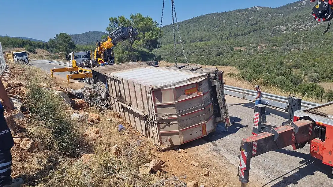 Çöp Kamyonu Devrildi Çöpler Yola Dağıldı