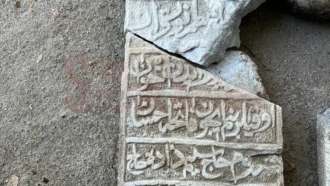 Çöplüğe Atılmış 200 Yıllık Mezar Taşı Bulundu