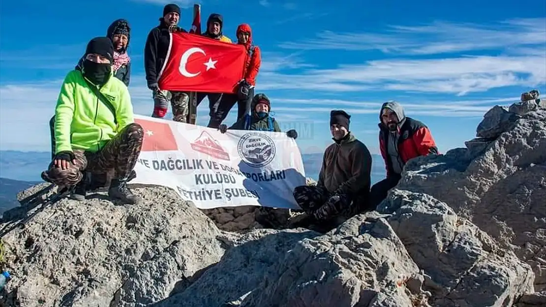 Dağcılık Kulübü Üyeleri Ata'ya Saygı Tırmanışı Yaptı