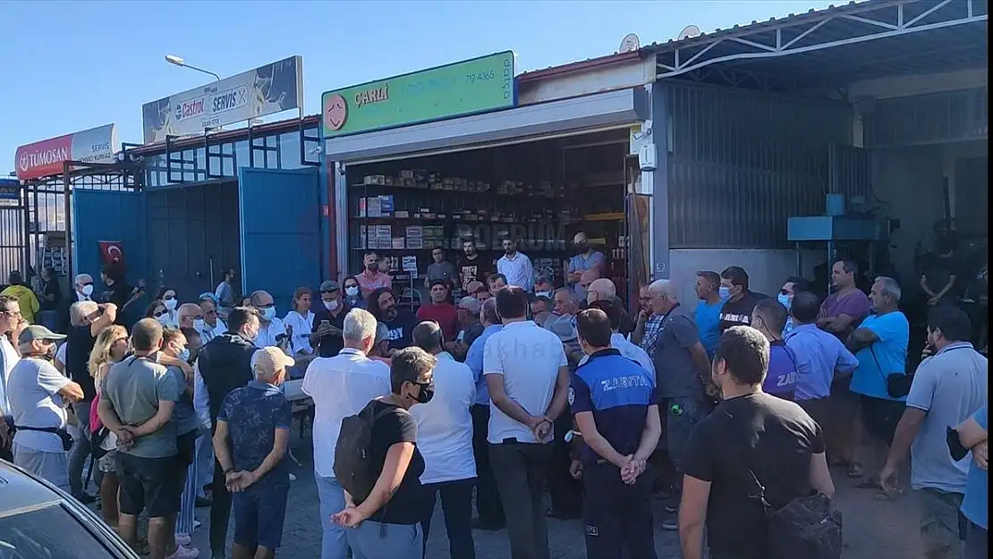 Datça'da Sanayi Ağacı Heykeli'nin açılışı demir kesme aletiyle yapılmaya çalışıldı