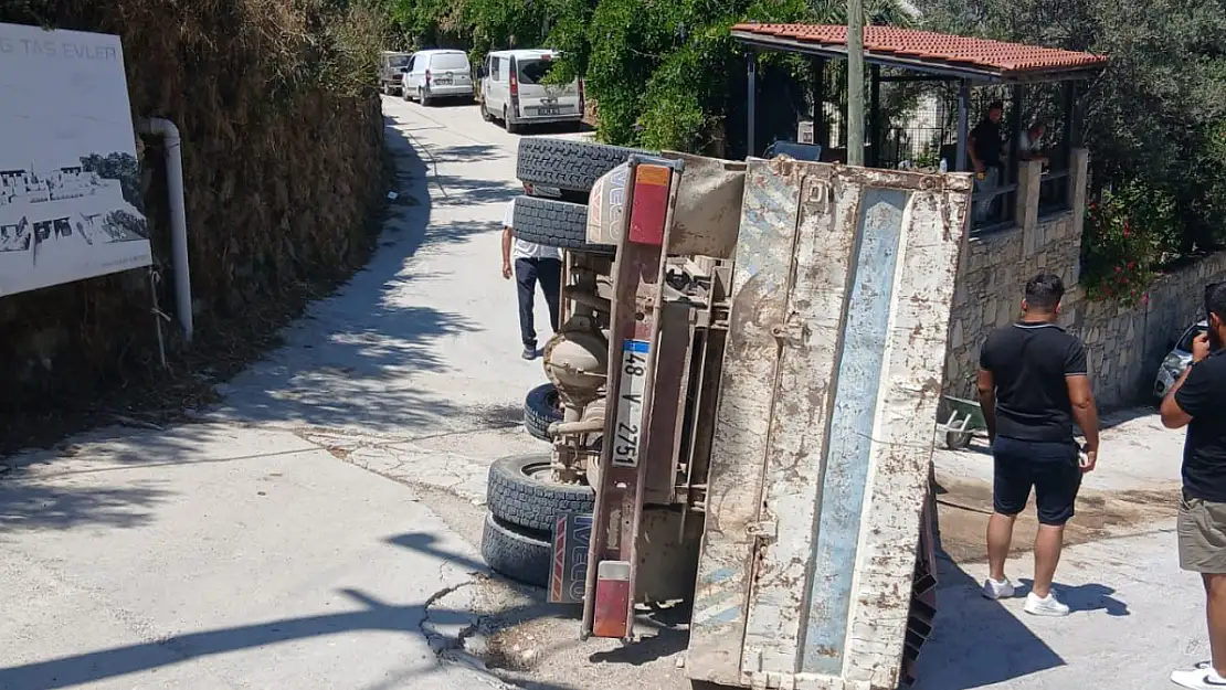 Demir yüklü araç yolda dengesini kaybetti