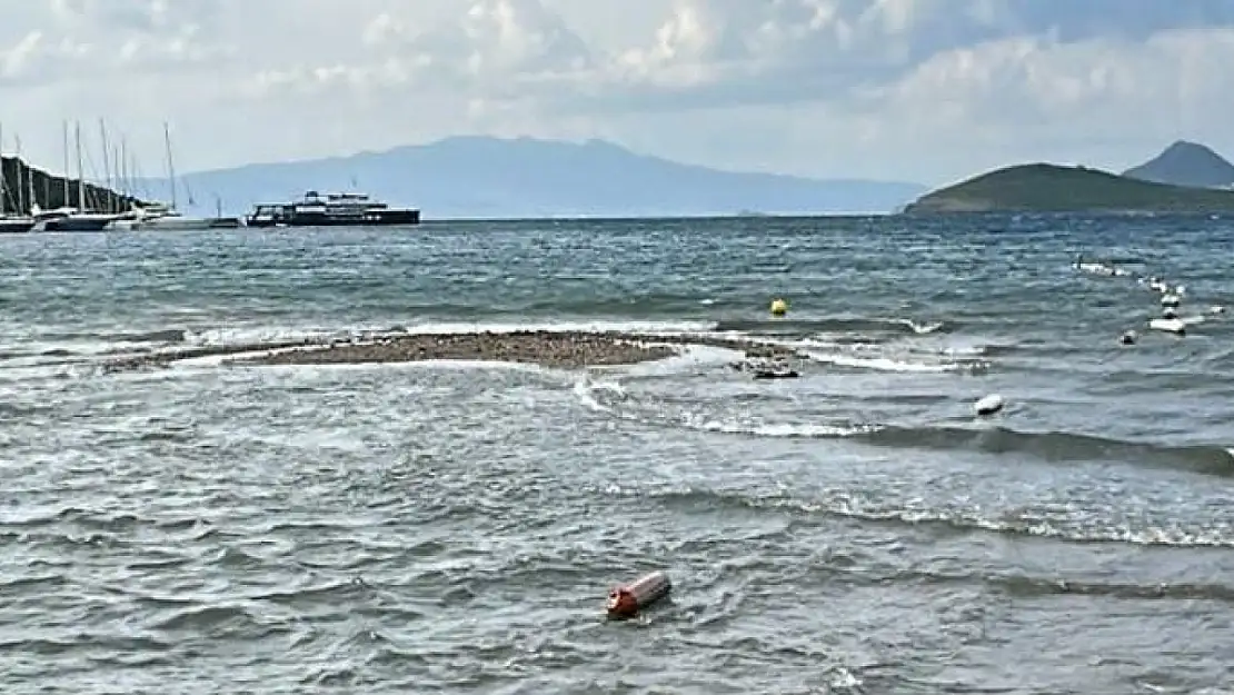 Deniz çekildi sahilde adacık ortaya çıktı