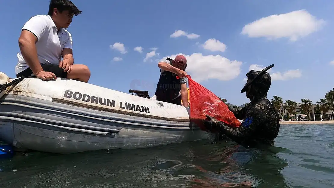 Deniz Dibi Temizliğinde Bitez'den 342 Kilo Atık Toplandı